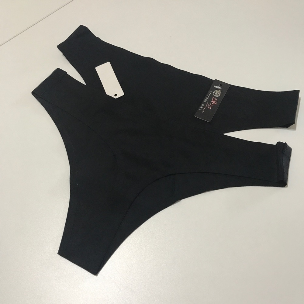 2 Black Seamless Thongs P7